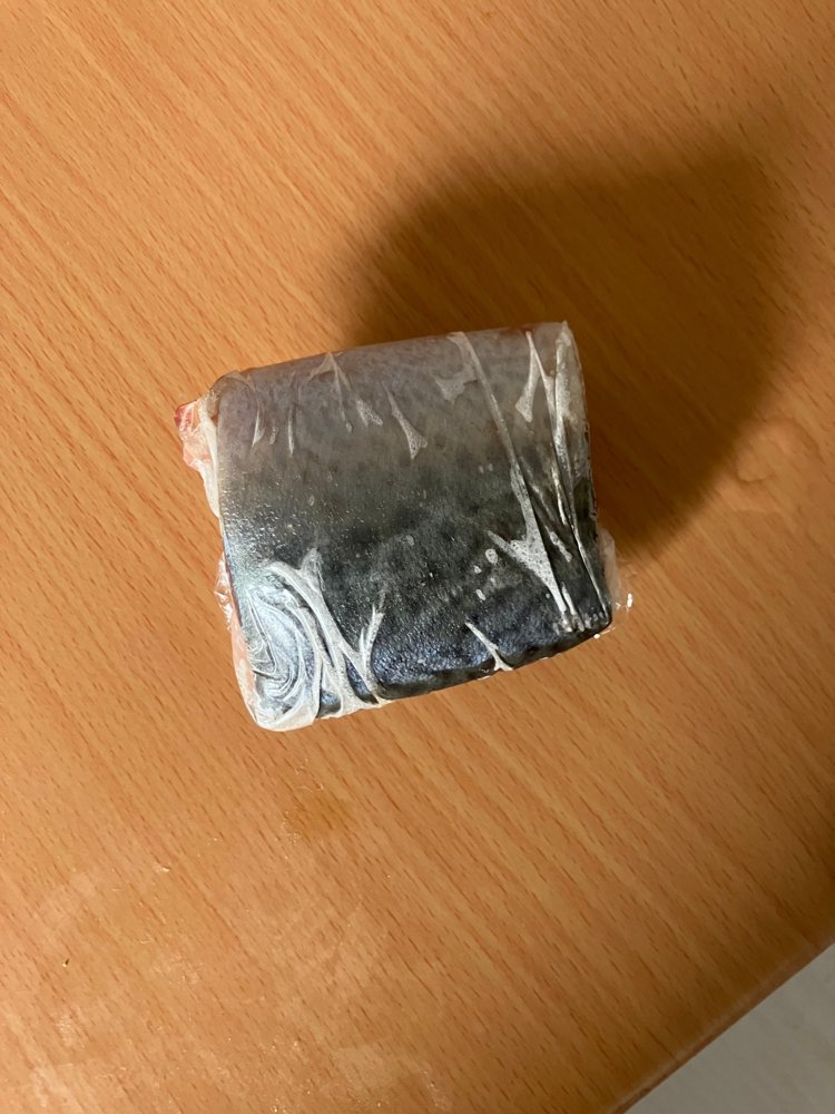 ラップで包んで冷凍した鯖の切り身