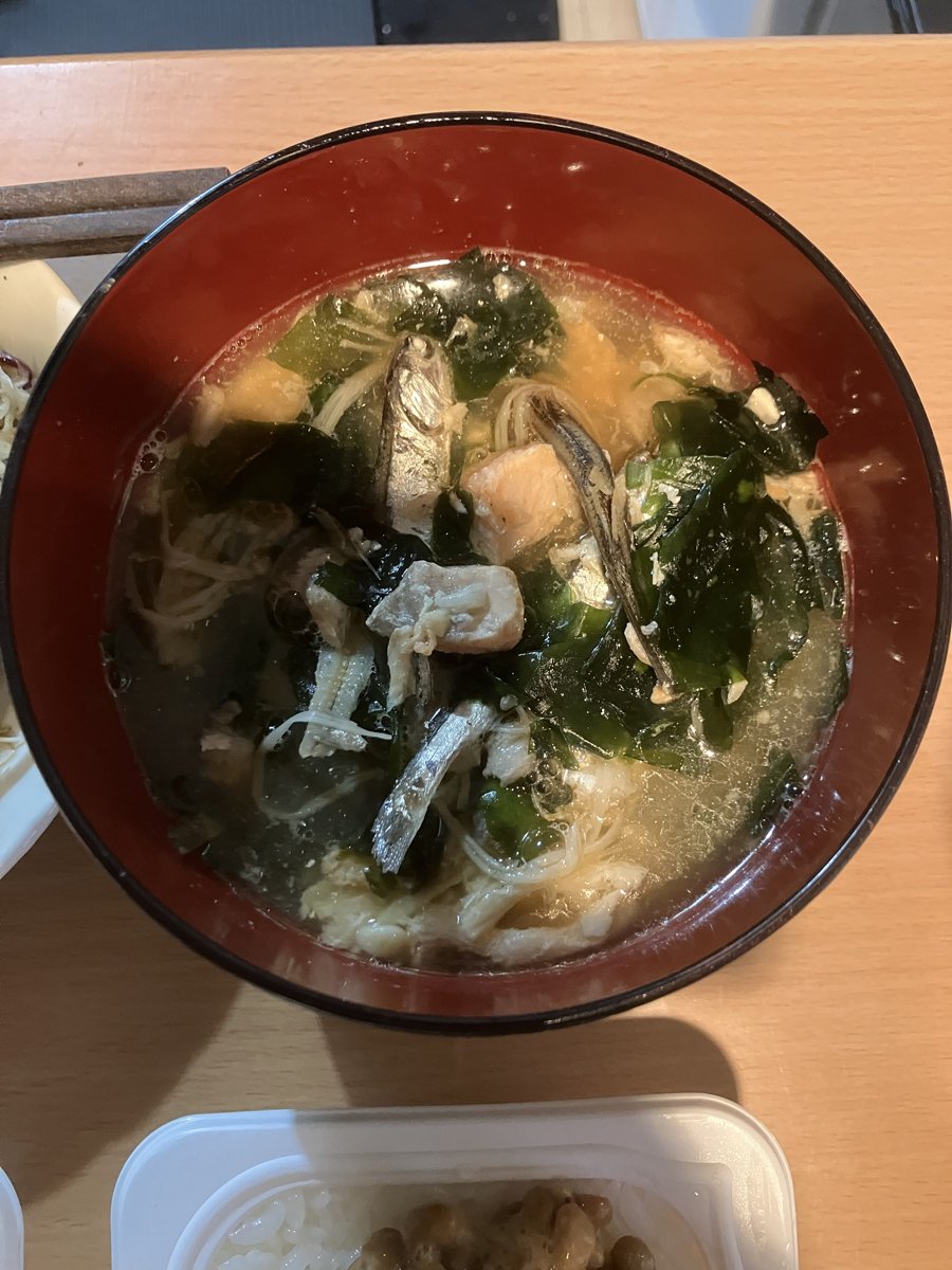 煮干しと鮭、わかめ、えのきの味噌汁