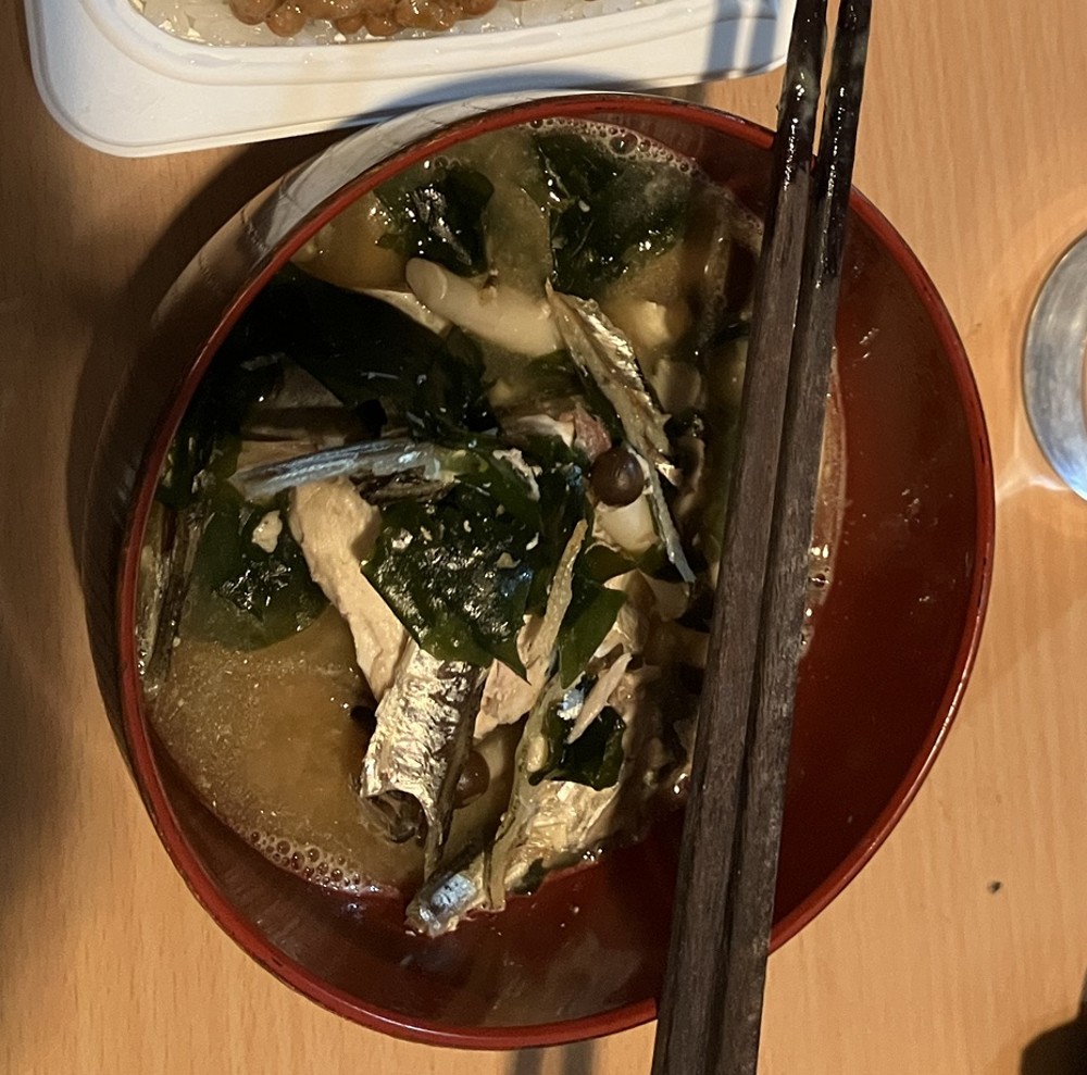 鯖とわかめ、しめじの味噌汁