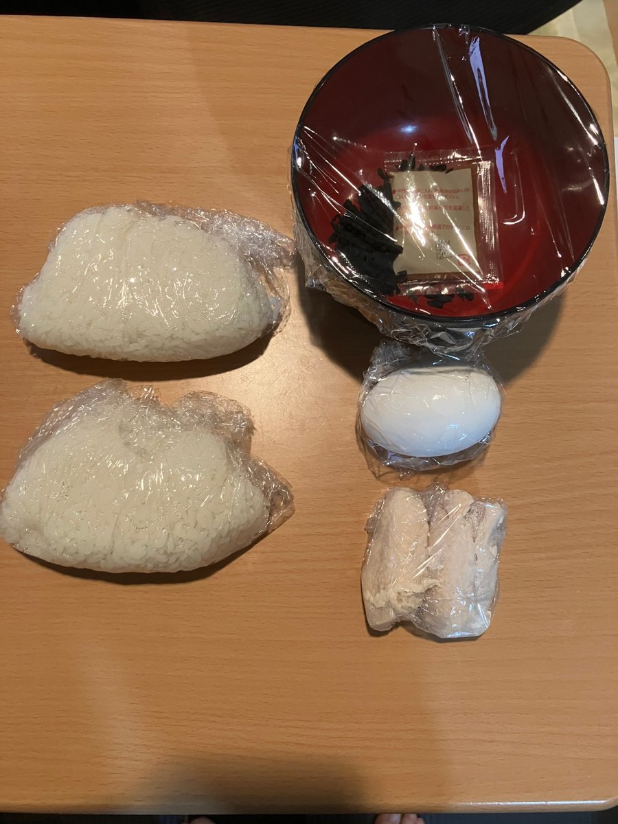 おにぎり2つ、ささみ、ゆで卵、わかめと小分け味噌汁を入れたお椀